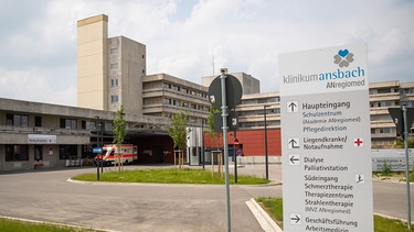 Haupteingangsbereich am Klinikum Ansbach | Bild: picture alliance / Daniel Karmann