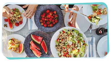 Eine sommerliche Tafel mit Salat, Wassermelone und Erdbeeren | Bild: mauritius images / Maskot, Montage: BR