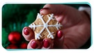 Frau hält ein mit Zuckerguß verziertes Plätzchen in der Hand | Bild: mauritius images / Emilija Randjelovic / Alamy / Alamy Stock Photos