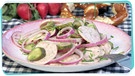 Ein Teller bayerischer Wurstsalat auf einer Tischdecke | Bild: mauritius images / Pitopia / Liz Collet, Montage: BR