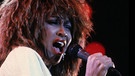 Tina Turner singt bei einem Auftritt in den 80er-Jahren. | Bild: picture-alliance / jazzarchiv | Hardy Schiffler