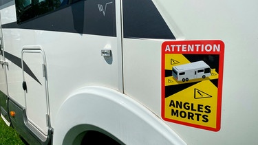 Angles Morts Aufkleber auf einem Wohnmobil | Bild: mauritius images / Stephan Krudewig / Alamy / Alamy Stock Photos