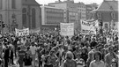 Nach dem Reaktor-Unglück 1986 in Tschernobyl gingen weltweit die Menschen auf die Straße.  | Bild: picture-alliance/ dpa | Roland Witschel