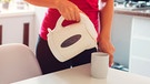 Frau gießt Wasser aus einem Wasserkocher in eine Tasse | Bild: mauritius Bilder / Mariia Boiko / Alamy / Alamy Stock Fotos