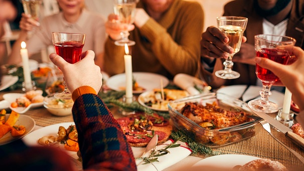 Familie sitzt zu Weihnachten zum Weihnachtsessen zusammen | Bild: mauritius images / SeventyFour Bilder / Alamy / Alamy Stock Fotos