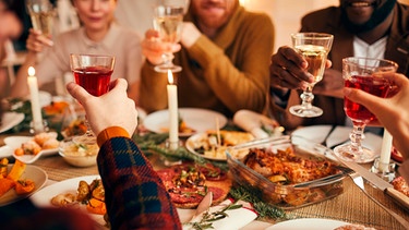 Familie sitzt zu Weihnachten zum Weihnachtsessen zusammen | Bild: mauritius images / SeventyFour Bilder / Alamy / Alamy Stock Fotos