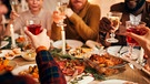 Familie sitzt zu Weihnachten zum Weihnachtsessen zusammen | Bild: mauritius images / SeventyFour Bilder / Alamy / Alamy Stock Fotos