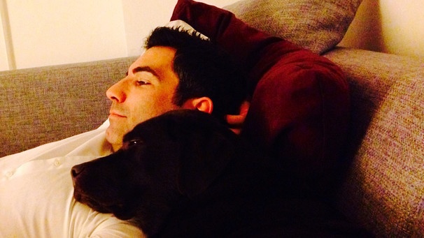 Mögen beide die Couch: Marcus Fahn und sein Hund Marla  | Bild: Marcus Fahn