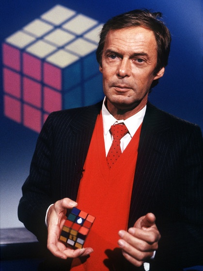 Der Ungar Ernő Rubik mit seiner Erfindung - dem Zauberwürfel. | Bild: picture-alliance / dpa | Wöstmann