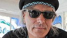 50 States - Dirk Rohrbach in New Mexico: Robby Romero ist Apache, Musiker und Aktivist. Hier auf einem Schaukelstuhl auf der Veranda des Mud Palace. | Bild: BR/Dirk Rohrbach