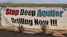50 States - Dirk Rohrbach in New Mexico: Transparent in der Hochwüste von New Mexico mit der Aufschrift: Stop Deep Aquifer Drilling Now. | Bild: BR/Dirk Rohrbach