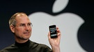 Wer hätte gedacht, das er recht behält? Bei der Präsentation des ersten iphones meinte Steve Jobs, das würde die Welt revolutionieren. | Bild: pa/AP photo/Paul Sakuma