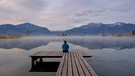 Eine Frau sitzt am See | Bild: picture alliance / Westend61 | Lisa und Wilfried Bahnmüller