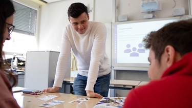 Gutes Beispiel 2021: Eine Gruppe unterhält sich bei einem Workshop von Aelius | Bild: Aelius / BR