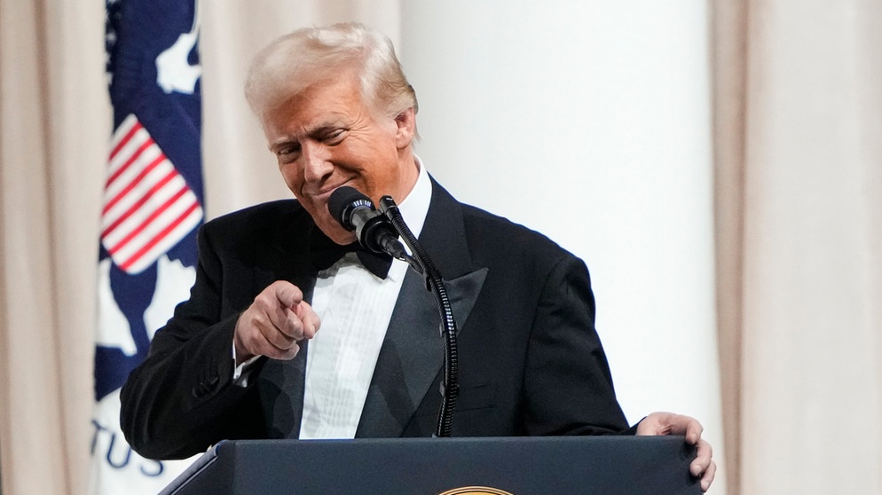 20.01.2025, USA, Washington: US-Präsident Donald Trump spricht auf der Bühne beim Commander in Chief Ball, der Teil der Amtseinführung des Präsidenten ist. Foto: Ben Curtis/AP/dpa +++ dpa-Bildfunk +++ | Bild: dpa-Bildfunk/Ben Curtis