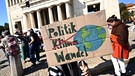 20.09.2024, Bayern, München: Ein Plakat mit der Aufschrift ·Politik - Klima - Wandel· ist am Münchner Königsplatz zu sehen. Fridays for Future Deutschland ruft zu Teilnahme am Globalen Klimastreik auf. In Deutschland soll es zahlreiche Demonstrationen geben. Foto: Felix Hörhager/dpa +++ dpa-Bildfunk +++ | Bild: dpa-Bildfunk/Felix Hörhager