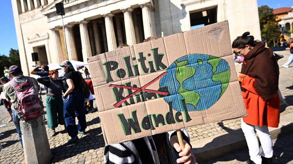 20.09.2024, Bayern, München: Ein Plakat mit der Aufschrift ·Politik - Klima - Wandel· ist am Münchner Königsplatz zu sehen. Fridays for Future Deutschland ruft zu Teilnahme am Globalen Klimastreik auf. In Deutschland soll es zahlreiche Demonstrationen geben. Foto: Felix Hörhager/dpa +++ dpa-Bildfunk +++ | Bild: dpa-Bildfunk/Felix Hörhager