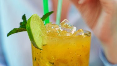 Erfrischender Cocktail mit Limette und Eiswürfeln | Bild: colourbox.com