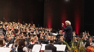 Bayerische Blasmusik begegnet Sir Simon Rattle und dem BRSO | Bild: BR