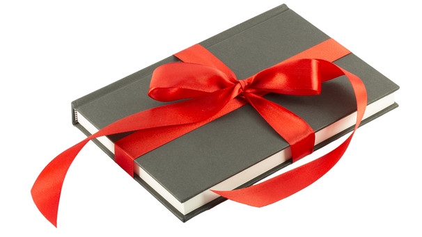 Ein Buch als Geschenk mit Schleife verpackt | Bild: colourbox.com