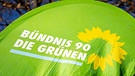 Das Logo von Bündnis 90/Die Grünen ist vor einem Landesparteitag zu sehen. | Bild: dpa-Bildfunk/Moritz Frankenberg