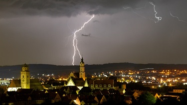 Donauwörth bei Nacht mit Gewitter. | Bild: stock.adobe.com/Michael Schremmel