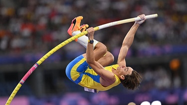 Armand Duplantis bei seinem Weltrekord über 6,25 Meter im Stabhochsprung bei den Olympischen Spielen in Paris 2024 | Bild: dpa-Bildfunk/Sven Hoppe