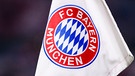 Das Logo des FC Bayern München ist auf einer Eckfahne  | Bild: dpa-Bildfunk/Tom Weller