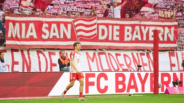 Thomas Müller auf dem Spielfeld, Transparente der Fans, u.a. mit der Aufschrift "Mia san die Bayern" -aufgenommen am 20.05.2023
| Bild: picture-alliance/dpa/Peter Schatz