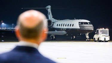 Bundeskanzler Olaf Scholz (SPD) empfängt die frei gelassenen Personen, die mit einem Flugzeug nach dem Gefangenenaustausch mit Russland auf dem militärischen Teil des Flughafen Köln/Bonn ankommen. | Bild: Marvin Ibo Güngör/Bundesregierung/dpa