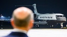 Bundeskanzler Olaf Scholz (SPD) empfängt die frei gelassenen Personen, die mit einem Flugzeug nach dem Gefangenenaustausch mit Russland auf dem militärischen Teil des Flughafen Köln/Bonn ankommen. | Bild: Marvin Ibo Güngör/Bundesregierung/dpa