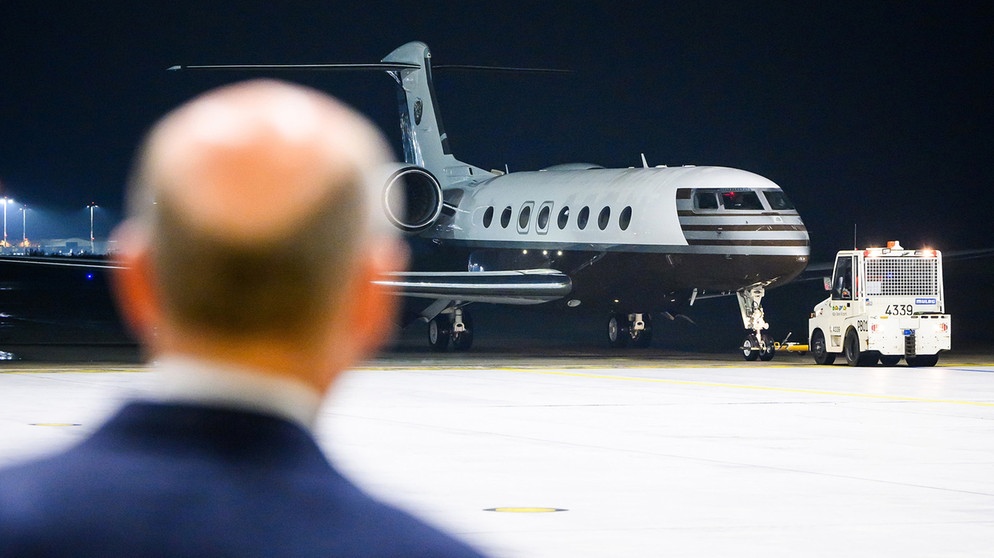 Bundeskanzler Olaf Scholz (SPD) empfängt die frei gelassenen Personen, die mit einem Flugzeug nach dem Gefangenenaustausch mit Russland auf dem militärischen Teil des Flughafen Köln/Bonn ankommen. | Bild: Marvin Ibo Güngör/Bundesregierung/dpa