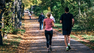 Ein junges Paar beim Joggen. | Bild: BR/Johanna Schlüter