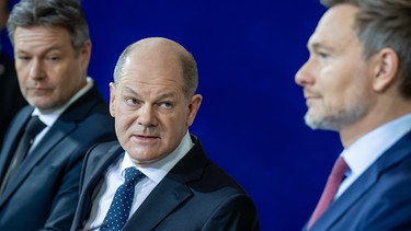 Archivbild: Bundeskanzler Olaf Scholz (m.) mit Vizekanzler Robert Habeck und Finanzminister Christian Lindner | Bild: Michael Kappeler/dpa +++ dpa-Bildfunk +++