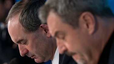 Hubert Aiwanger, (l, Freie Wähler) Stellvertretender Ministerpräsident und bayerischer Wirtschaftsminister, sitzt neben Markus Söder, (r, CSU) Ministerpräsident von Bayern, auf der Pressekonferenz zur Haushaltsklausur des bayerischen Kabinetts. (zu dpa: «Koalitionsausschuss berät über Lösung in Schulden-Streit») Foto: Peter Kneffel/dpa +++ dpa-Bildfunk +++ | Bild: dpa-Bildfunk/Peter Kneffel