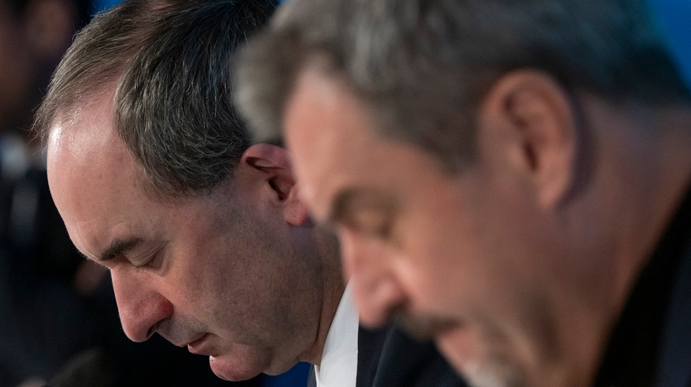 Hubert Aiwanger, (l, Freie Wähler) Stellvertretender Ministerpräsident und bayerischer Wirtschaftsminister, sitzt neben Markus Söder, (r, CSU) Ministerpräsident von Bayern, auf der Pressekonferenz zur Haushaltsklausur des bayerischen Kabinetts. (zu dpa: «Koalitionsausschuss berät über Lösung in Schulden-Streit») Foto: Peter Kneffel/dpa +++ dpa-Bildfunk +++ | Bild: dpa-Bildfunk/Peter Kneffel