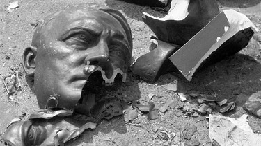 Zerstörte Hitler-Büste (aufgenommen am 8. Mai 1945 in Prag) | Bild: picture-alliance/ dpa | CTK J Stochl