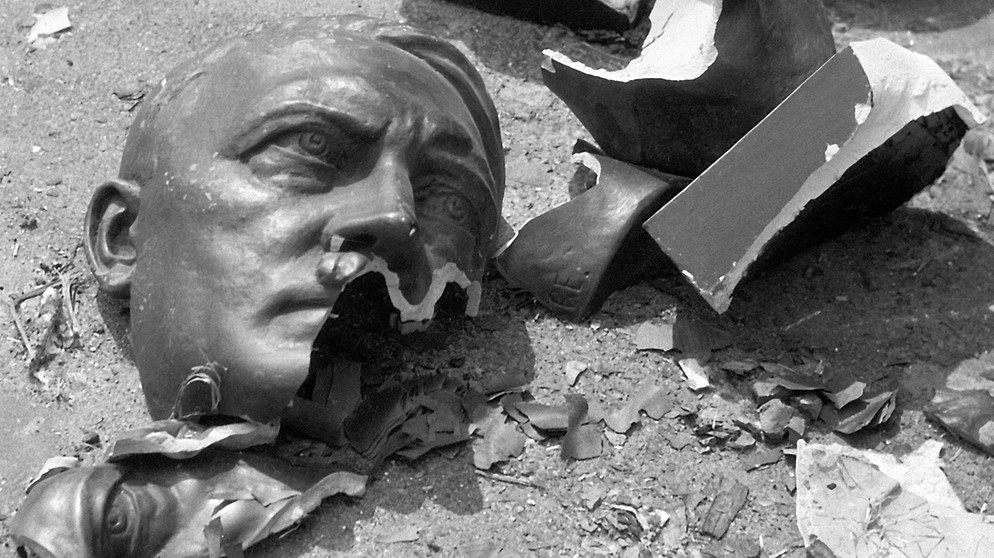 Zerstörte Hitler-Büste (aufgenommen am 8. Mai 1945 in Prag) | Bild: picture-alliance/ dpa | CTK J Stochl