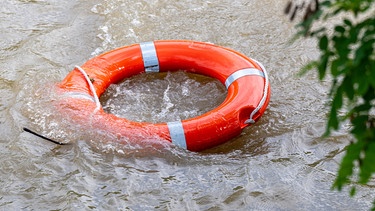 Ein Rettungsring schwimmt im Hochwasser der Donau | Bild: dpa-Bildfunk/Armin Weigel