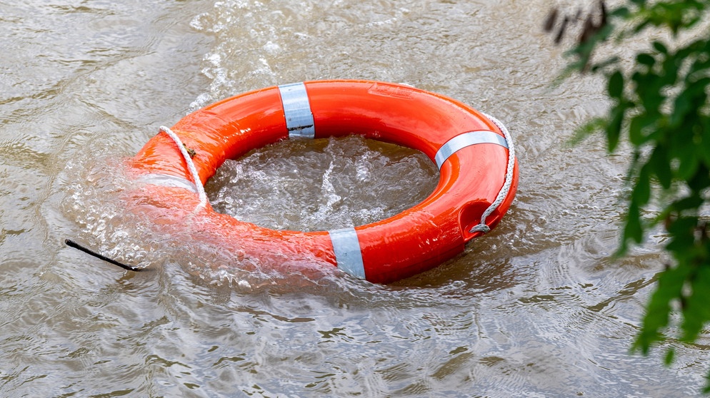 Ein Rettungsring schwimmt im Hochwasser der Donau | Bild: dpa-Bildfunk/Armin Weigel