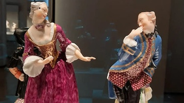 Isabella und Octavio, das Liebespaar der Comedia dell' arte kann man sich, wie alle 16 Originalfiguren im Bayerischen Nationalmuseum anschauen | Bild: BR / Sarah Khosh-Amoz