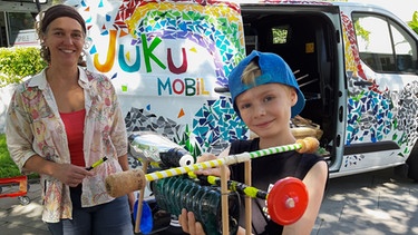 Künstlerin Annette Hähnlein vor dem JuKu-Mobil - ein Auto, das Kunst zu Kindern im Fichtelgebirge bringt | Bild: Stefan Frank