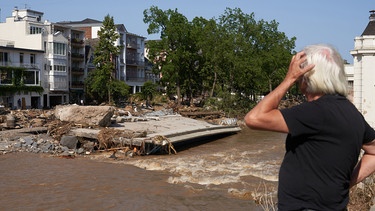 18.07.2021, Rheinland-Pfalz, Bad Neuenahr: Reste der Brücke, die die Ahr auf Höhe des Kurhauses überquerte, liegen in der Ahr.  | Bild: Thomas Frey/dpa +++ dpa-Bildfunk +++