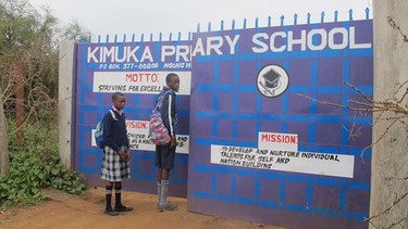 Zwei Kinder kommen in Nairobi in ihrer Schule an. | Bild: WDR