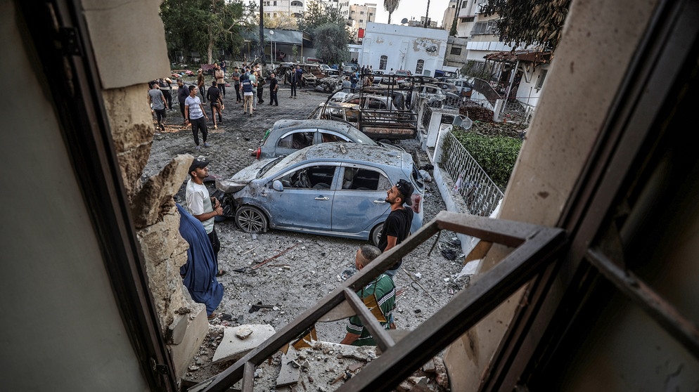 Blick aus dem Fenster des zerstörten Al-Ahli Baptist Hospital in Gaza | Bild: picture alliance / Anadolu | Ali Jadallah