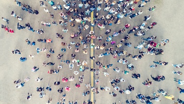 Menschenmenge von oben | Bild: stock.adobe.com/watma