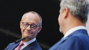 Friedrich Merz (l), CDU-Bundesvorsitzender und Unionsfraktionsvorsitzender, und Markus Söder, CSU-Vorsitzender und Ministerpräsident von Bayern, geben eine Pressekonferenz zur Frage um die Kanzlerkandidatur der Union. | Bild: dpa-Bildfunk/Kay Nietfeld