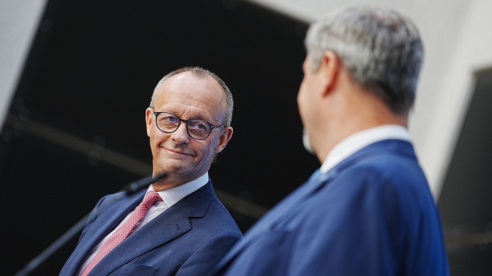 Friedrich Merz (l), CDU-Bundesvorsitzender und Unionsfraktionsvorsitzender, und Markus Söder, CSU-Vorsitzender und Ministerpräsident von Bayern, geben eine Pressekonferenz zur Frage um die Kanzlerkandidatur der Union. | Bild: dpa-Bildfunk/Kay Nietfeld