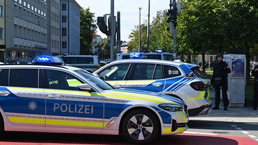 Die Polizei hat in der Münchner Innenstadt bei einem größeren Einsatz in der Nähe des Israelischen Generalkonsulats eine verdächtige Person niedergeschossen.  | Bild: dpa-Bildfunk/Simon Sachseder