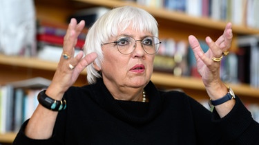 Claudia Roth (Bündnis 90/Die Grünen), Staatsministerin für Kultur und Medien, in ihrem Büro im Bundeskanzleramt | Bild: picture alliance/dpa / Bernd von Jutrczenka